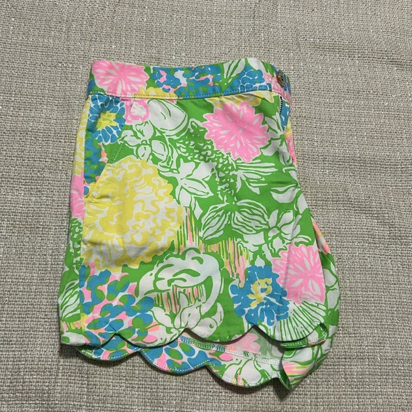 Lilly PULITZ ER women’s shorts regular buttercup style - Picture 4 of 4